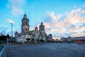 La place de la Constitution (Zócalo) à Mexico et sa cathédrale