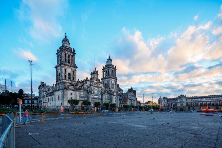 La place de la Constitution (Zócalo) à Mexico et sa cathédrale