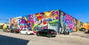 La rue et les voitures à Art Wynwood à Miami