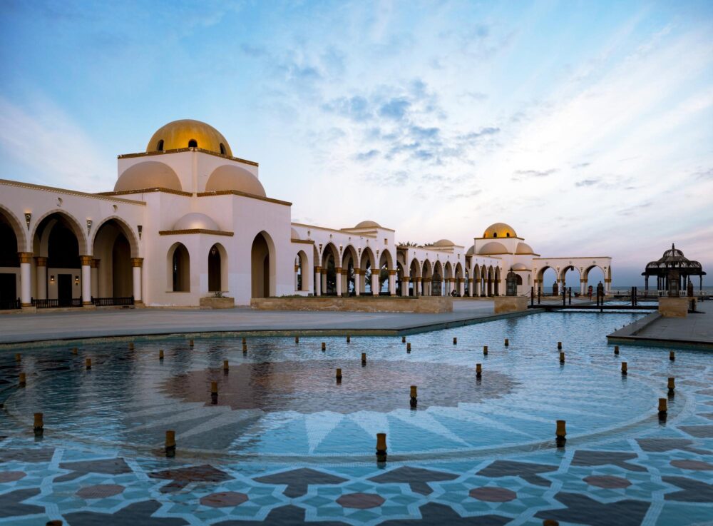 La vieille ville de Sahl Hashish avec ses fontaines. Hurghada. Egypte.