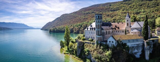 L'abbaye d'Hautecombe sur les rives du lac du Bourget à Aix-les-Bains