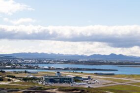 L'aéroport de Keflavik avec la ville de Reykjavik en arrière-plan