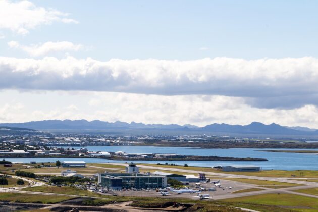 L'aéroport de Keflavik avec la ville de Reykjavik en arrière-plan