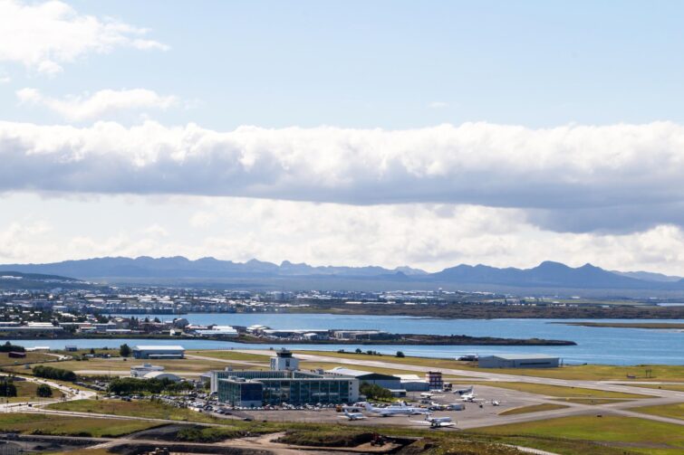 L'aéroport de Keflavik avec la ville de Reykjavik en arrière-plan