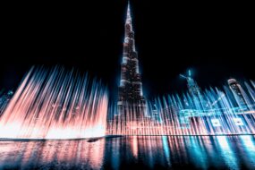 Le Burj Khalifa et les fontaines près du Dubai Mall à Downtown Dubai