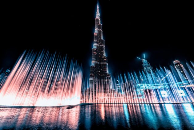 Le Burj Khalifa et les fontaines près du Dubai Mall à Downtown Dubai