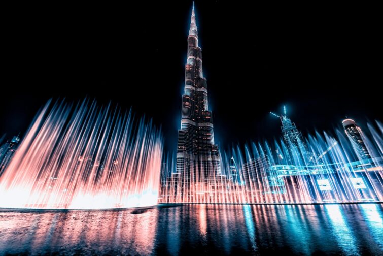 Le Burj Khalifa et les fontaines près du Dubai Mall à Downtown Dubai