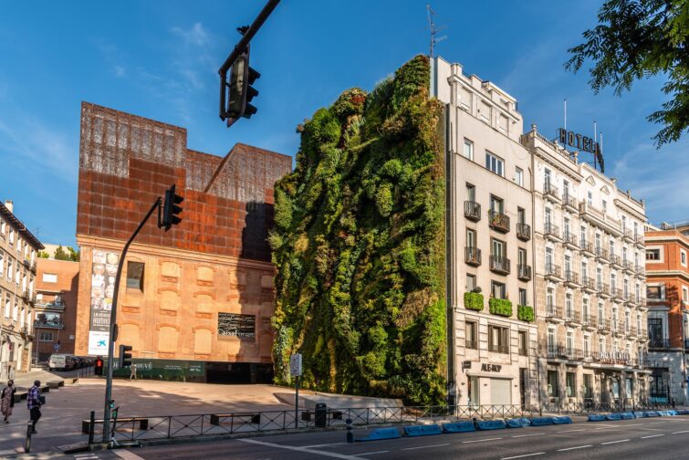 Le CaixaForum à Madrid, vue extérieure du bâtiment moderne avec visiteurs