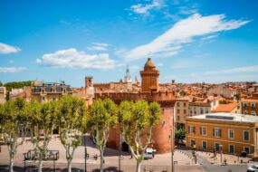 Le Castillet, ancienne porte de la ville, marque le paysage de Perpignan