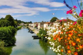 Le Marais Poitevin est célèbre pour ses nombreux canaux où il fait bon flâner en barque
