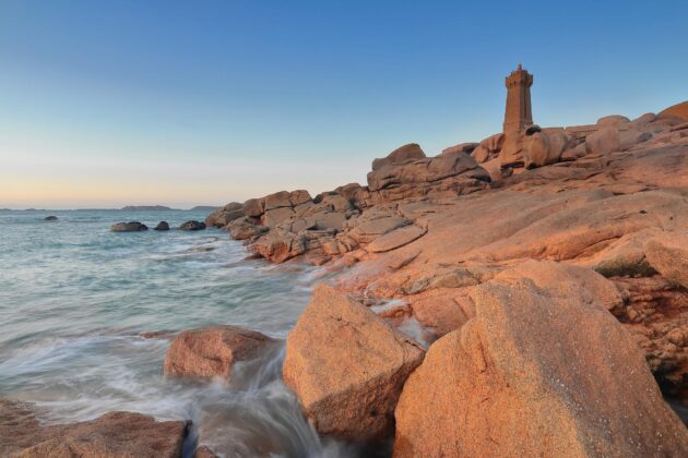 Le Phare de Ploumanac'h veille depuis la côte de granit rose