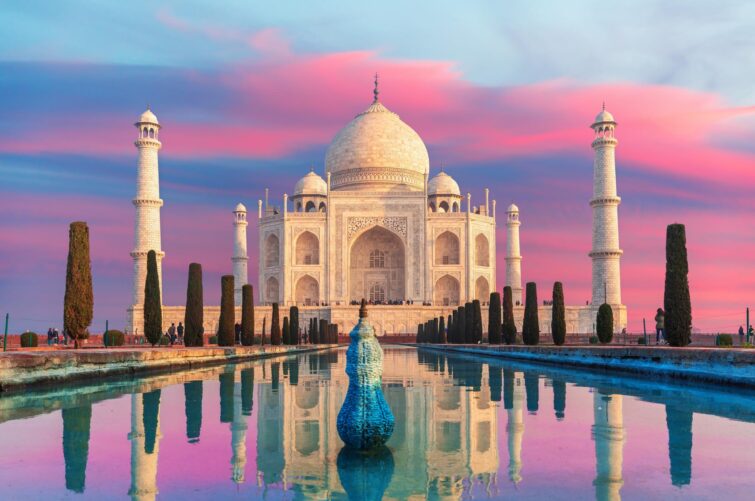 Le Taj Mahal à Agra au coucher du soleil, une merveille architecturale de l'Inde