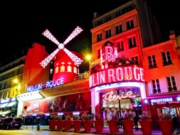 Le célèbre Moulin Rouge de Paris