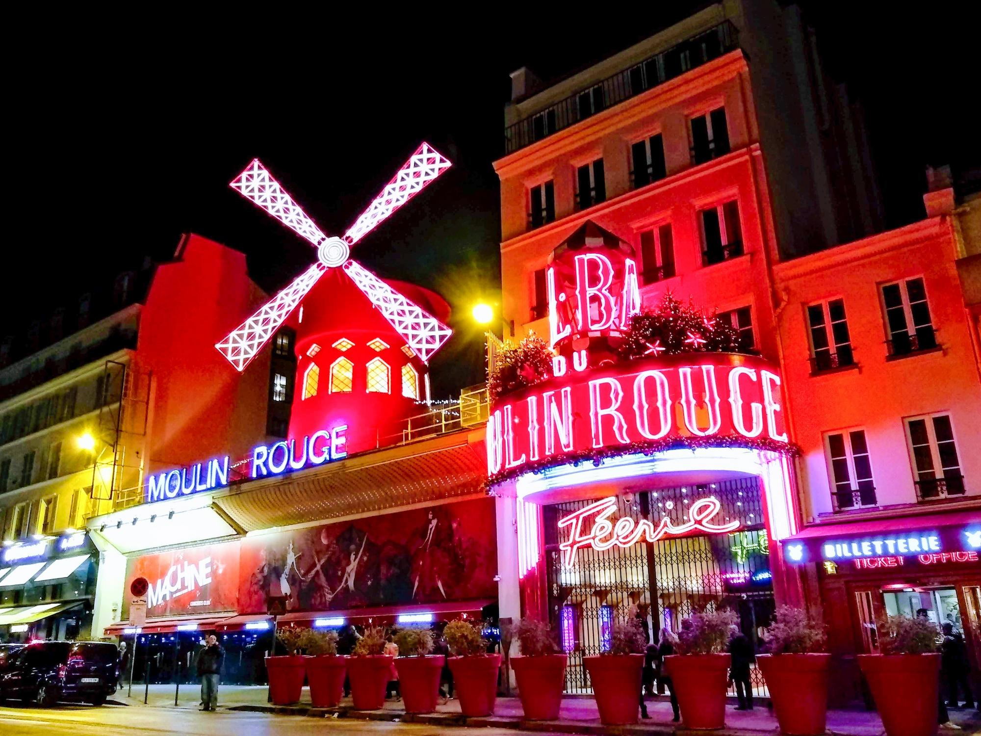Le célèbre Moulin Rouge de Paris
