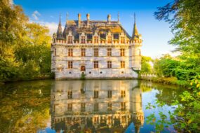 Le château d'Azay-le-Rideau est construit sur une île de l'Indre