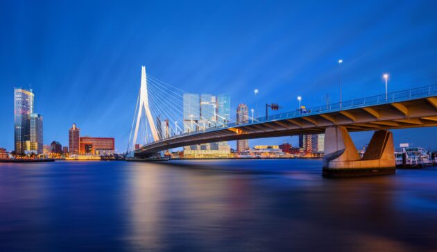 Le pont Erasme est un emblème de la ville de Rotterdam que vous admirez durant une croisière découverte sur le port