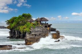 Le temple de Tanah Lot attire les foules à Bali en raison de son cadre naturel exceptionnel
