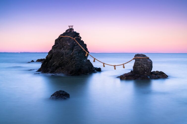 Les rochers mariés Meoto Iwa au lever du soleil à Ise, Japon