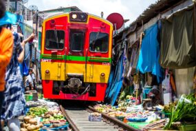 L'incroyable marché ferroviaire de Mae Klong
