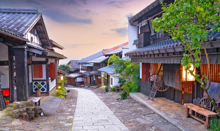 Magome, Japon, vue crépusculaire du Nakasendo, paysage pittoresque de vieille ville