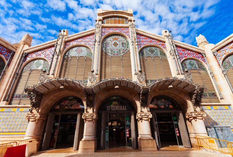 Marché Central de Valence, Espagne, vue intérieure avec des stands colorés et des clients en octobre 2021