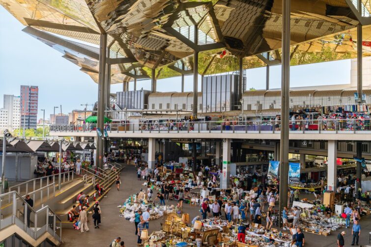 Marché aux puces de Mercat dels Encants à Barcelone, Espagne, avec des étals et des visiteurs en juin 2023