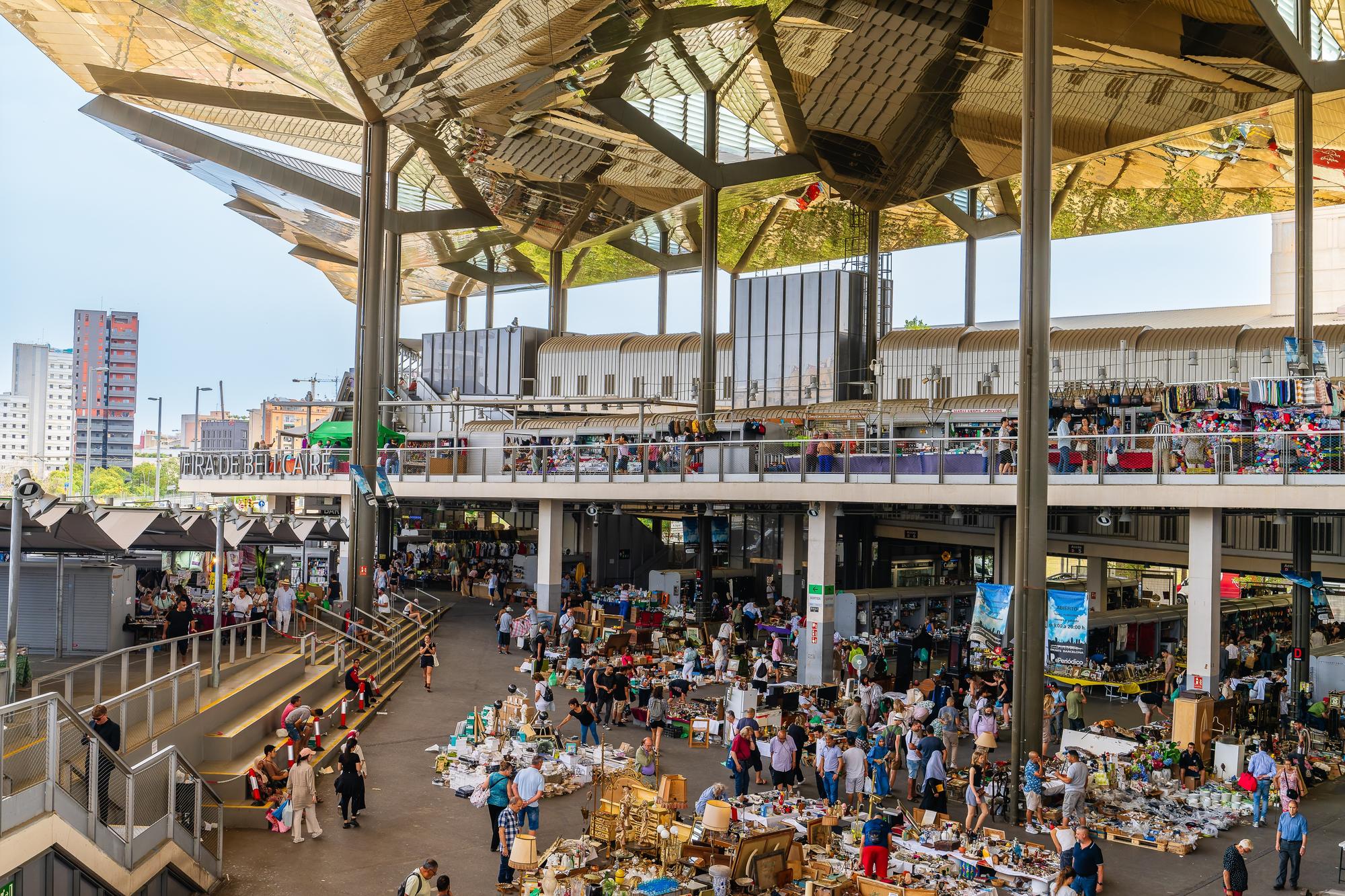 Marché aux puces de Mercat dels Encants à Barcelone, Espagne, avec des étals et des visiteurs en juin 2023