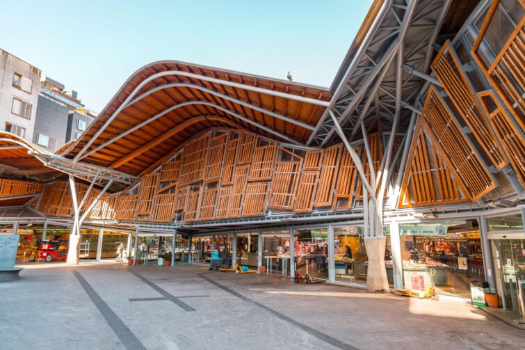 Mercat de Santa Caterina, marché couvert coloré à Barcelone, Espagne
