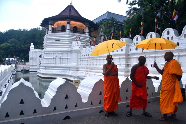 Moines bouddhistes au Temple de la Dent, Sri Dalada Maligawa, à Kandy, Sri Lanka