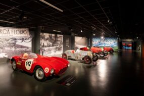Musée National de l'Automobile de Turin et bus touristique, Italie