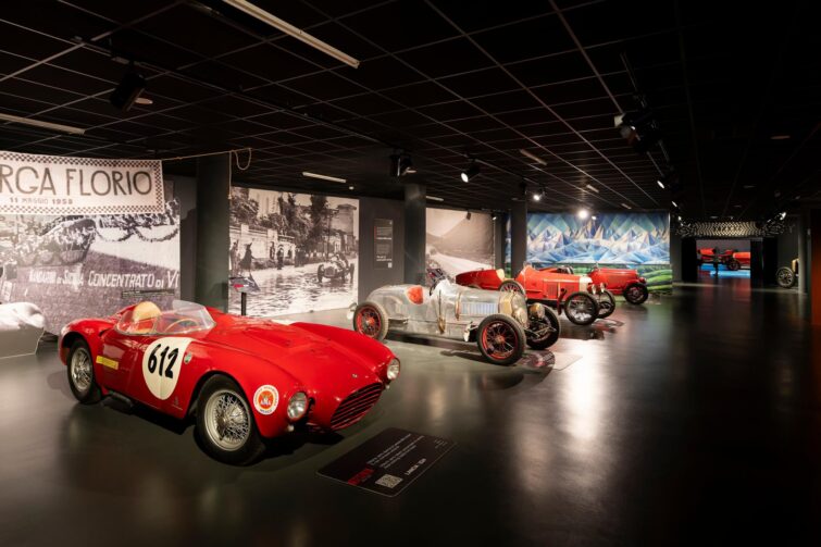 Musée National de l'Automobile de Turin et bus touristique, Italie