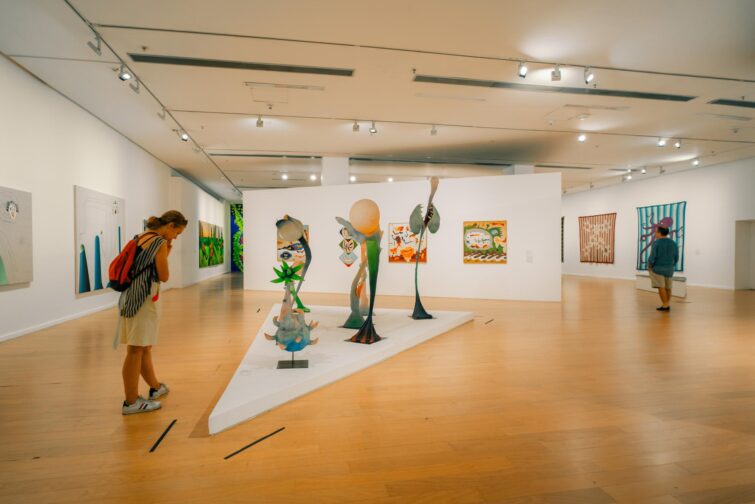 Musée d'Art Moderne de Buenos Aires, vue extérieure avec visiteurs