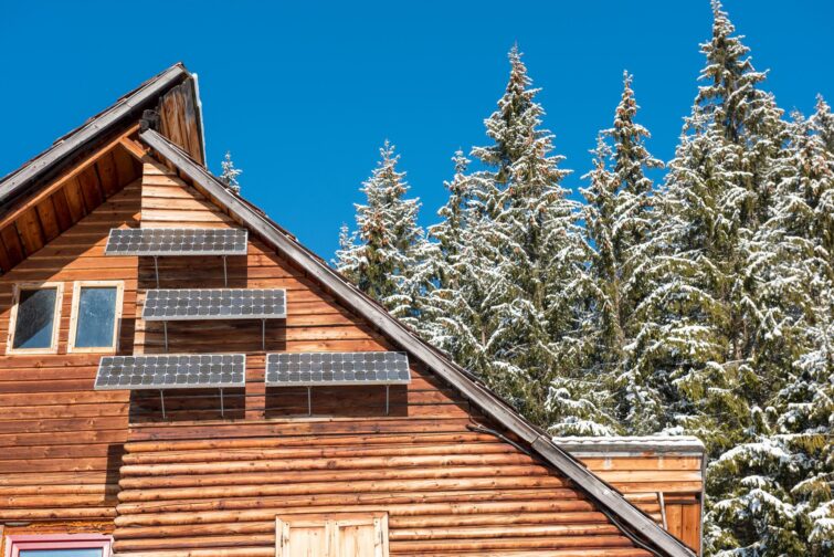 Panneaux solaires sur une cabane en bois dans une forêt