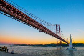 Passez sous le pont du 25 avril lors d'une croisière sur le Tage à Lisbonne