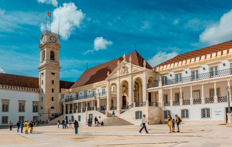 Personnes visitant l'Université de Coimbra au Portugal le 23 septembre 2023