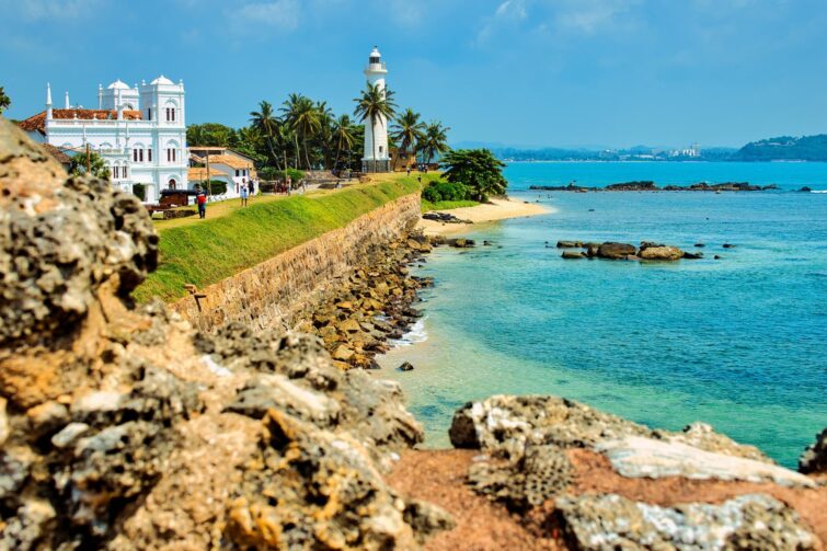 Phare et fort colonial de Galle, Sri Lanka, par une journée ensoleillée