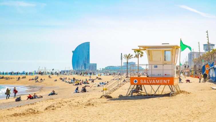 Plage de Barceloneta bondée lors d'une journée ensoleillée à Barcelone, Espagne