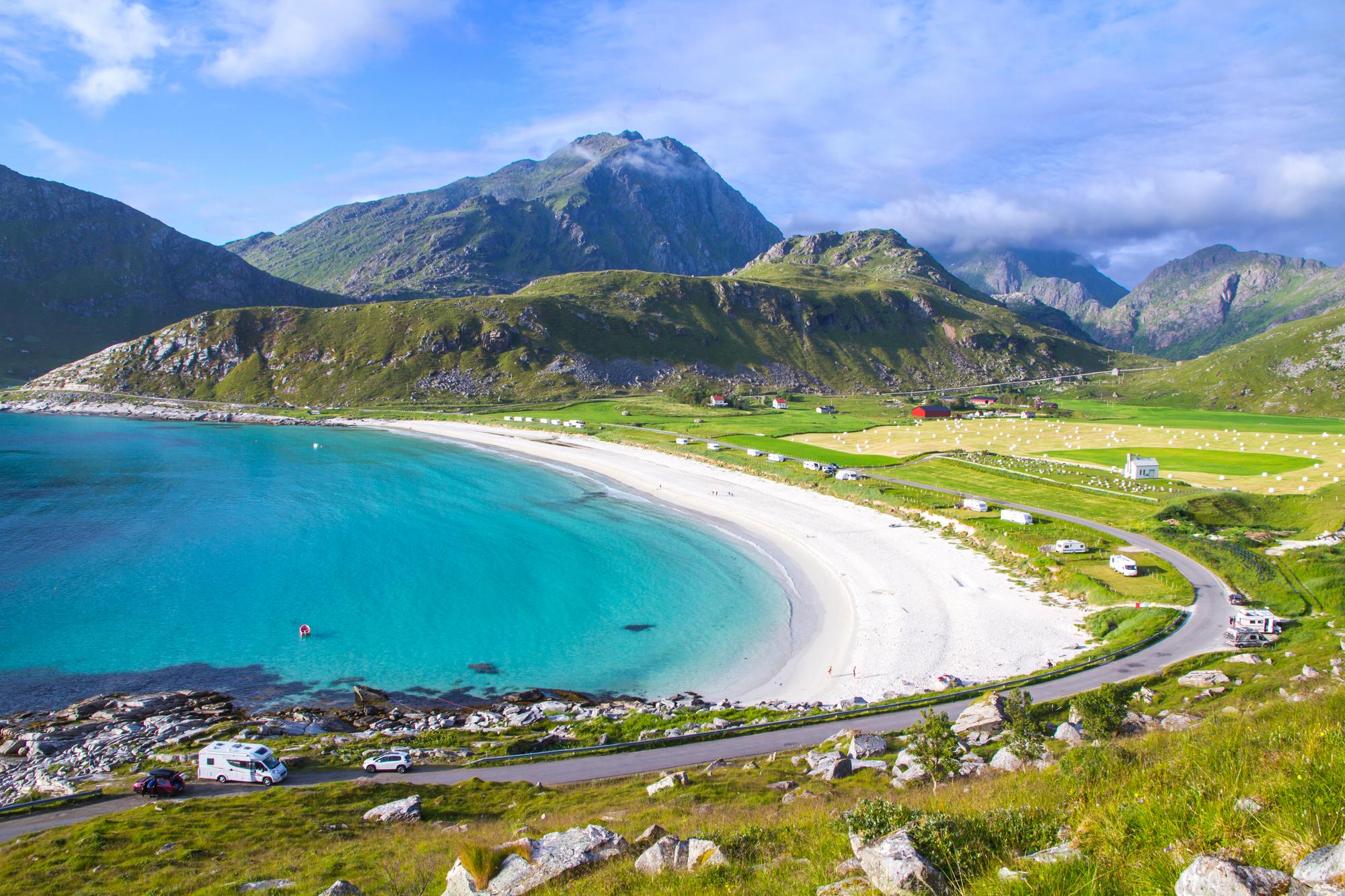 Plage de Haukland en Norvège avec son sable blanc et ses montagnes en arrière-plan
