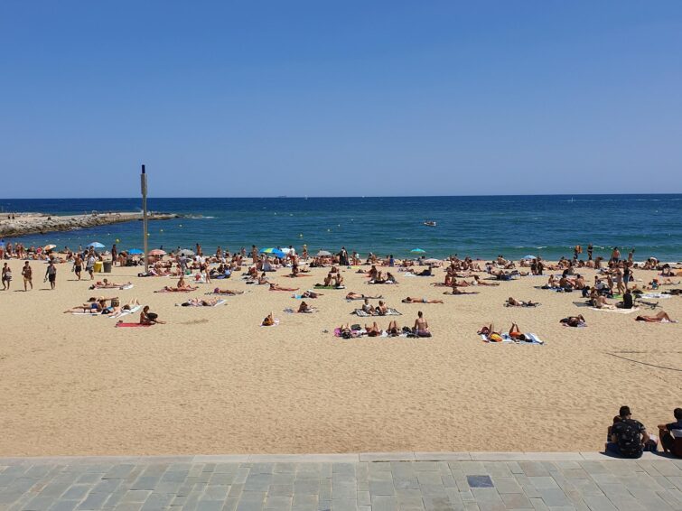 Platja del Bogatell à Barcelone, Espagne, des personnes profitant de la plage en été