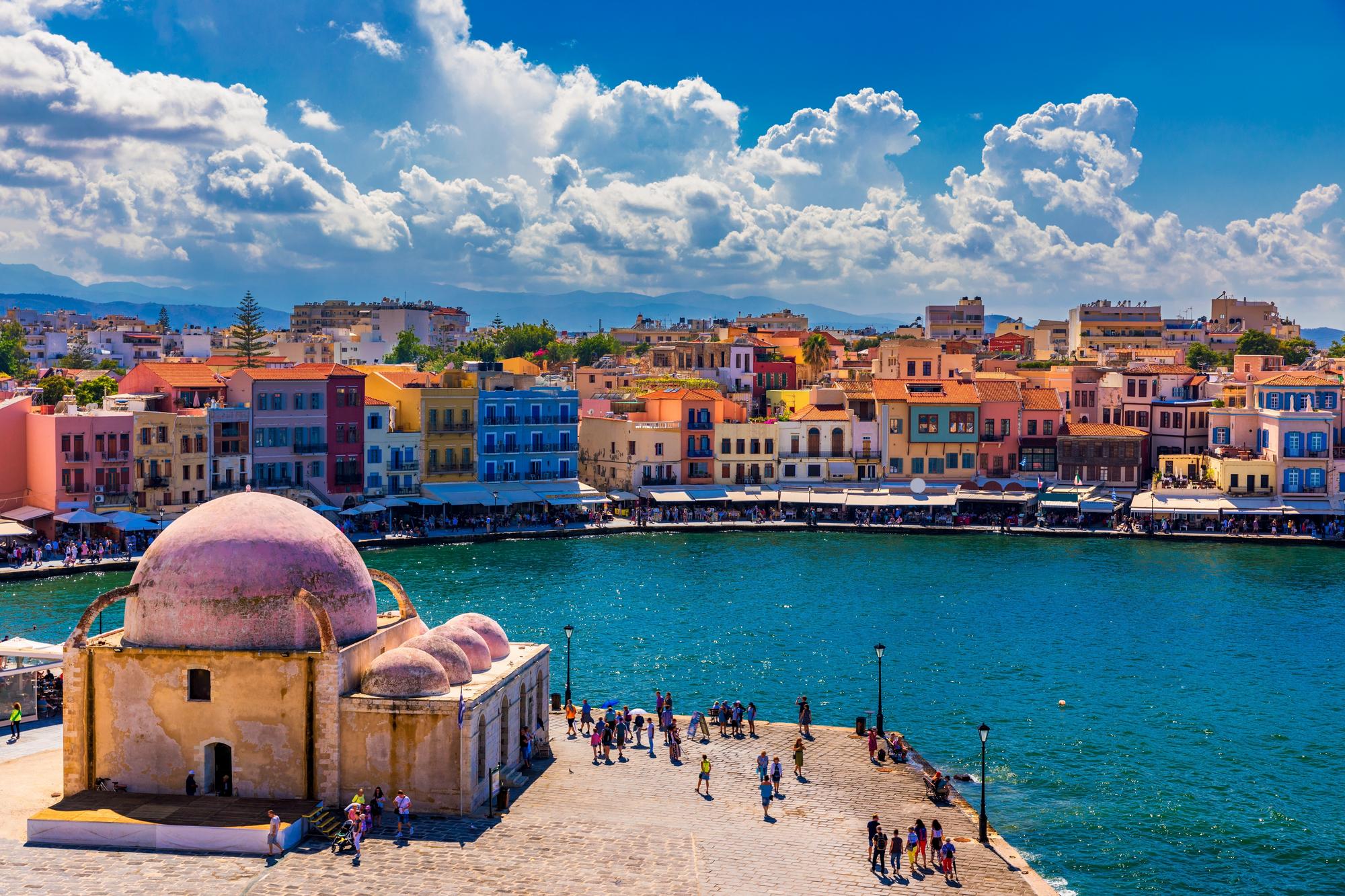 Port Vénitien coloré à Chania, Crète, avec vue sur le front de mer