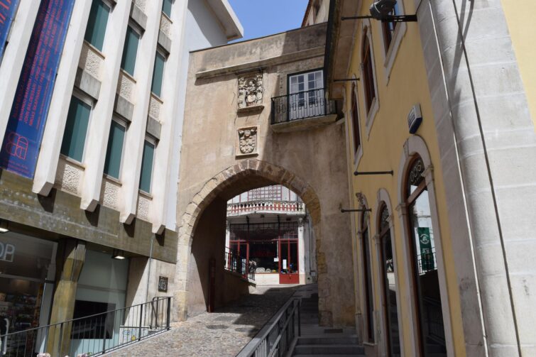 Portail historique de l'Arc Almedina à Coimbra, Portugal