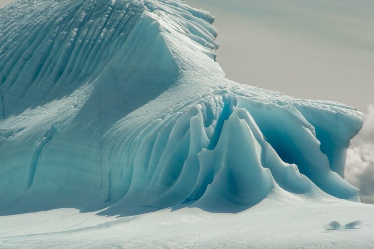 Profondes crevasses bleues dans un iceberg se fondant dans le couloir des icebergs de Terre-Neuve