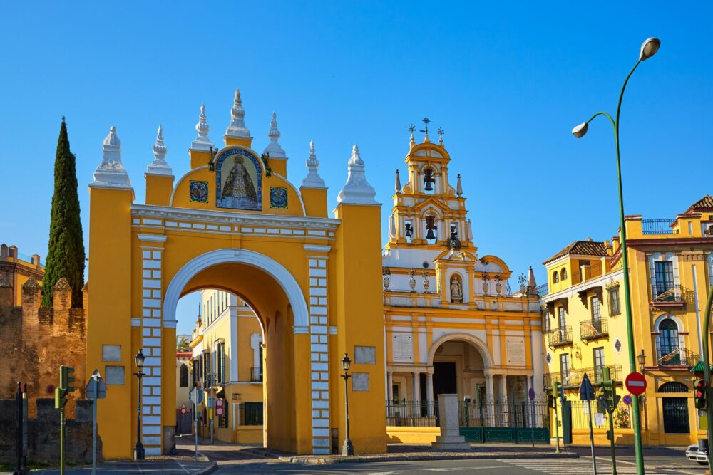 Puerta de la Macarena et l'église basilique de Séville