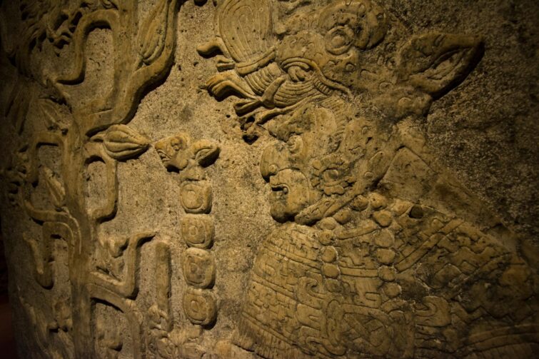 Rocher avec gravure Maya représentant un rituel du cacao