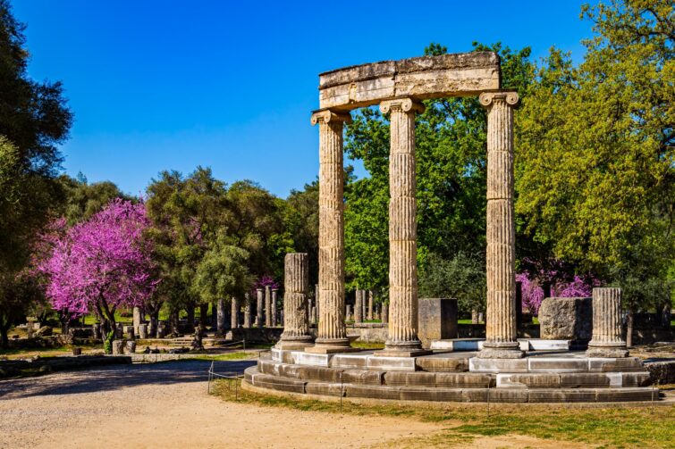 Ruines de l'ancienne Olympie avec un cerisier en fleurs en Grèce