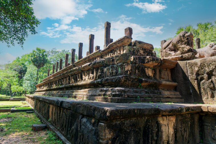 Ruines en briques de l'ancien palais royal à Polonnaruwa, capitale médiévale du Sri Lanka