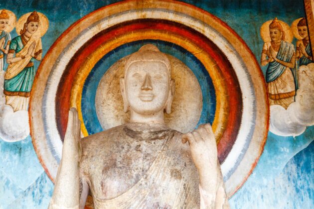 Statue de Bouddha avec halo dans le stupa de Jetavanaramaya à Anuradhapura, Sri Lanka
