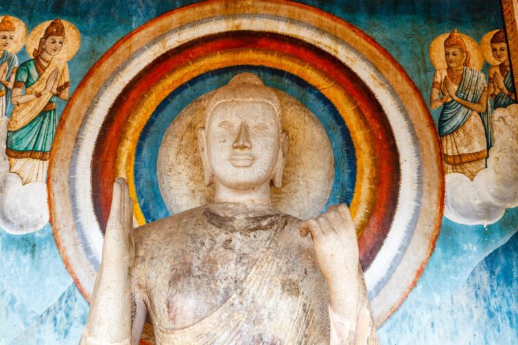 Statue de Bouddha avec halo dans le stupa de Jetavanaramaya à Anuradhapura, Sri Lanka