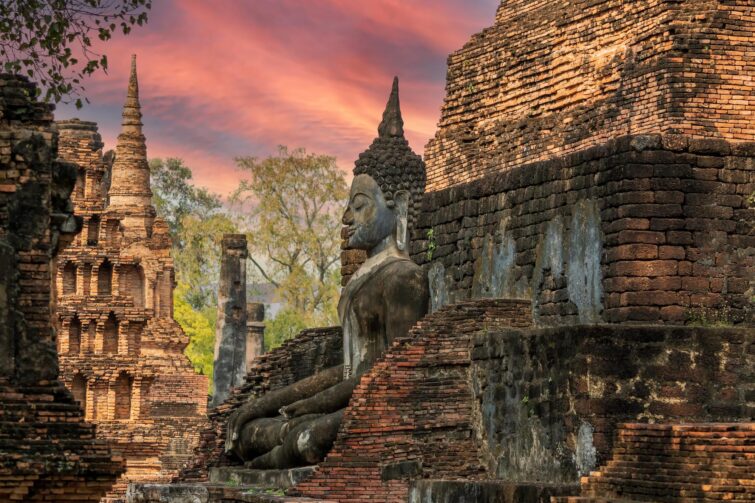Statues de Bouddha au Wat Mahathat à Sukhothai, ancien site thaïlandais