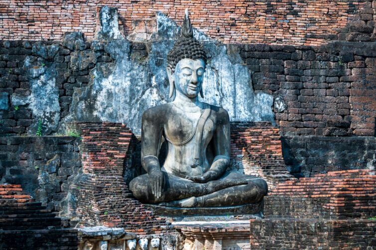 Statues de Bouddha au Wat Mahathat dans le parc historique de Sukhothai, Thaïlande